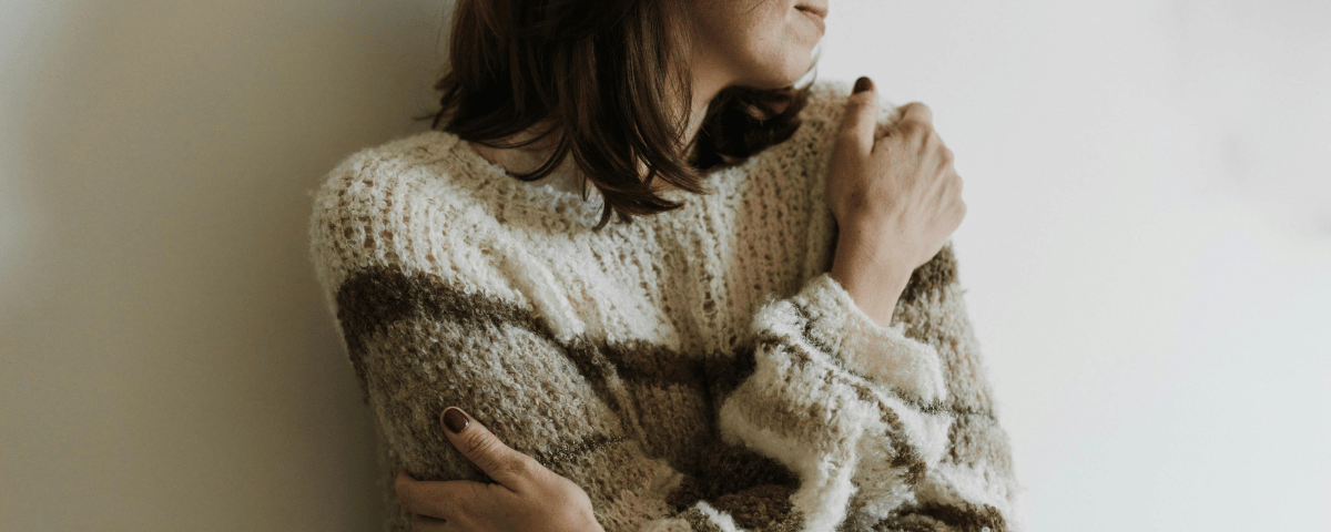 Mujer abrazándose a sí misma