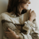 Mujer abrazándose a sí misma