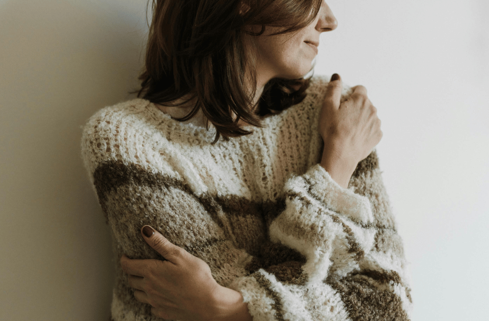 Mujer abrazándose a sí misma