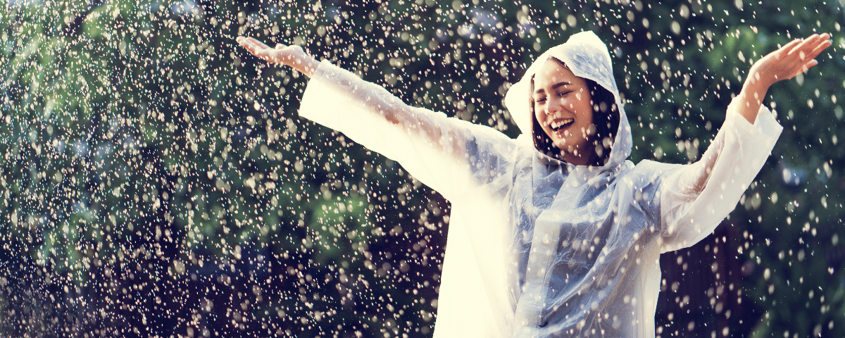 Mujer feliz bajo la lluvia