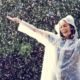 Mujer feliz bajo la lluvia