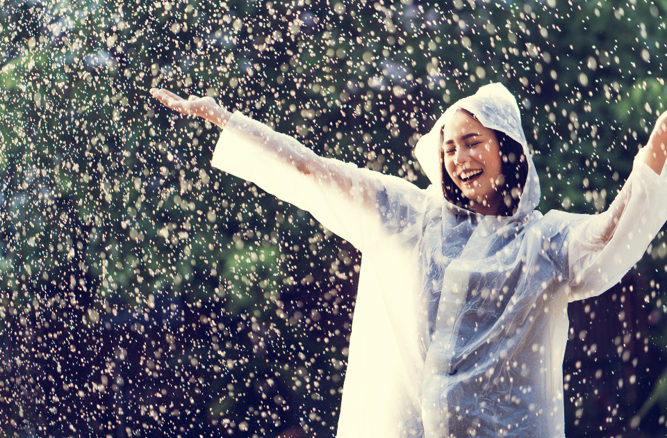 Mujer feliz bajo la lluvia