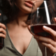 Mujer con una botella y una copa de vino